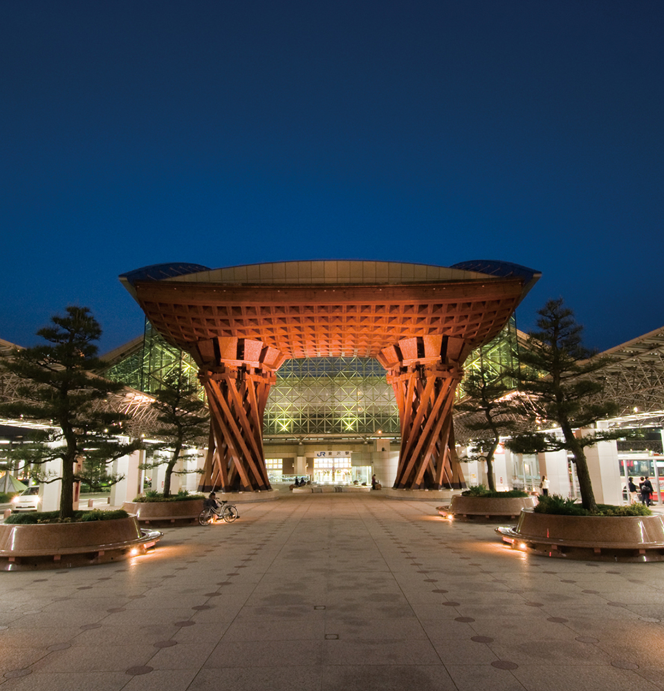 金沢駅鼓門・もてなしドーム ©石川県観光連盟